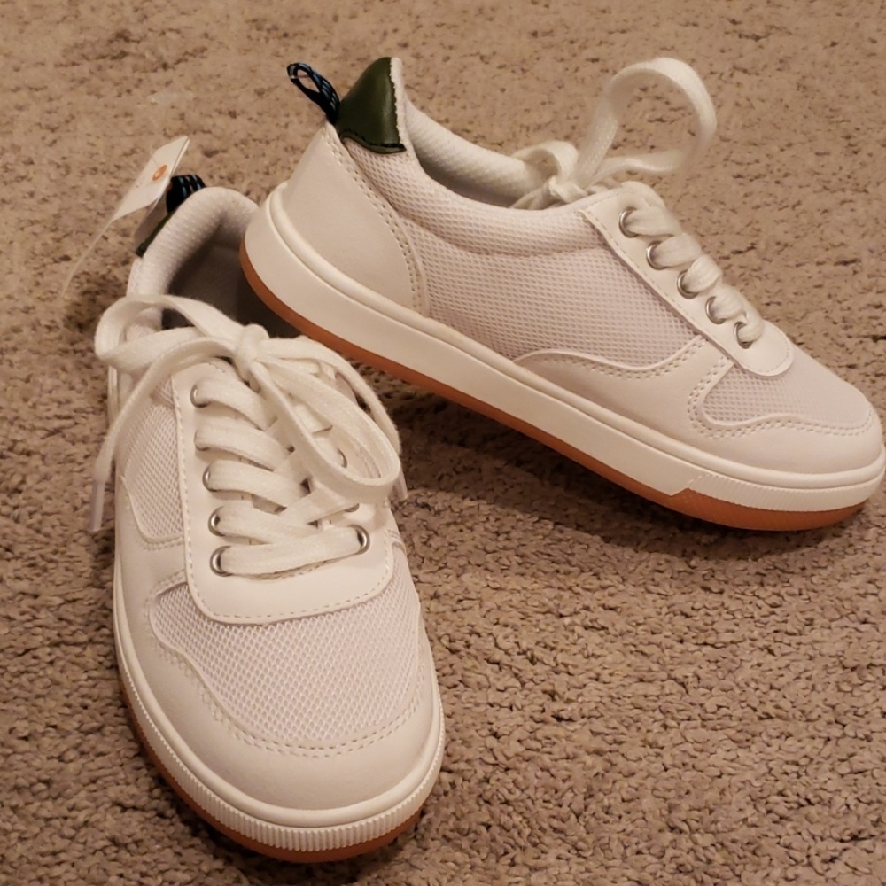 BNWT tennis shoes cute!